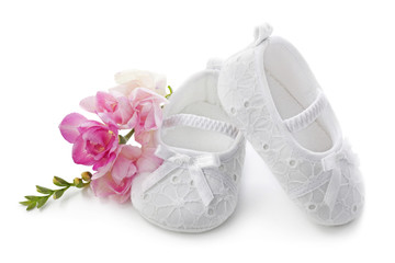Fototapeta Baby girl shoes with pink flowers isolated on white background obraz