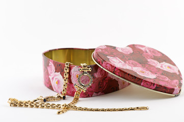 Schmuck und Herzdose