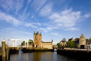 Fototapeta na wymiar średniowieczna brama i most zwodzony, Zierikzee, Zelandia, Holandia