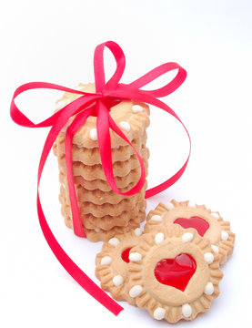 valentine cookies with red heart in the centre fasciated with re