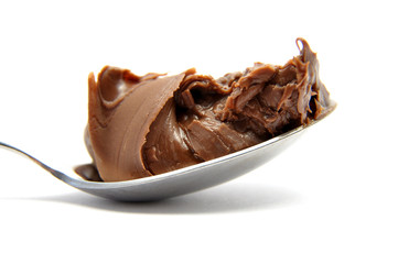 Haselnusscreme auf Löffel