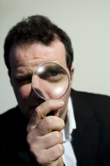 Inspecteur des Fraudes avec une Loupe