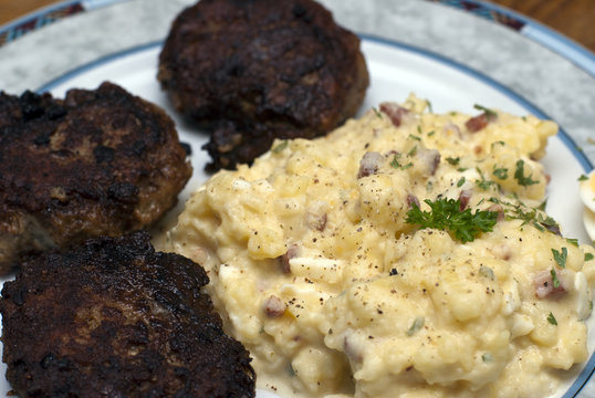 Frikadellen mit Kartoffelsalat