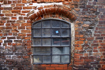 Blindes Fenster in Industrieruine