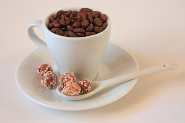 Чашка, заполненная кофейными зернами