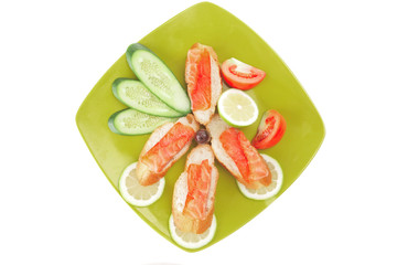 smoked salmon with tomatoes and lemon