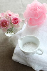 Fototapeta na wymiar Rock Salt with towel and pink roses
