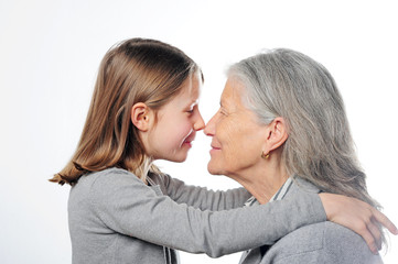 Enkelin und Oma schauen sich an