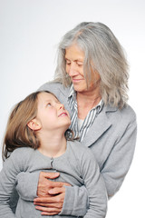 Enkelin und Oma schauen sich an
