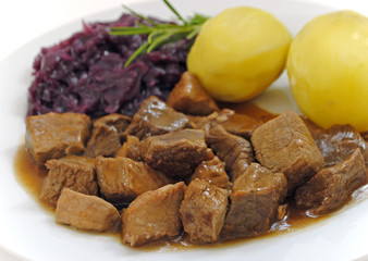 Gulasch mit Kartoffeln und Rotkohl