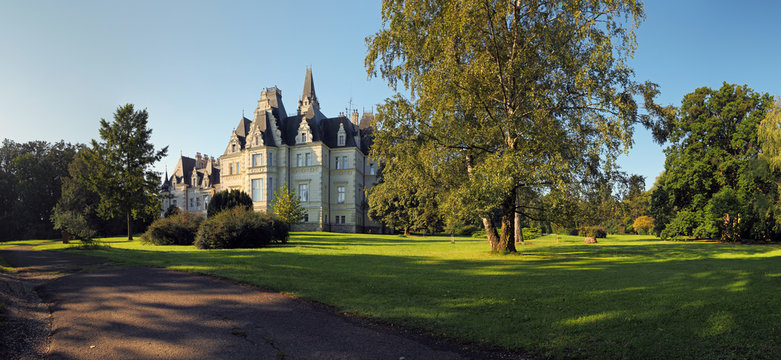 Castle and park in Budmerice