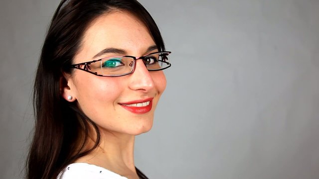 femme aux lunettes