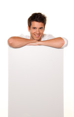 Mann mit leerem Poster zur Werbung für Eröffnung