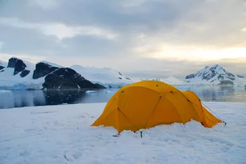 Rolgordijnen camping in antarctica © fivepointsix