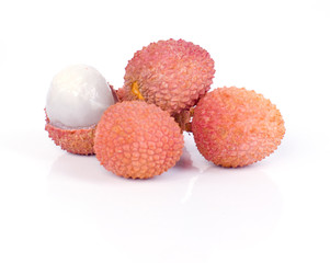 litchis frais sur fond blanc