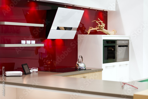 Moderne küche rot weiss stockfotos und lizenzfreie bilder auf ...