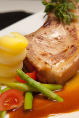 Kotelett mit Spargel in Rotweinsoße