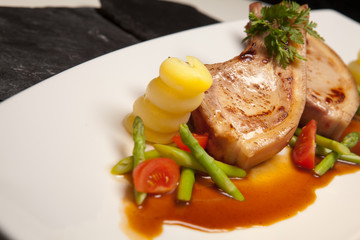 Kotelett mit Spargel in Rotweinsoße