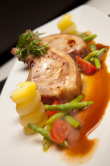 Kotelett mit Spargel in Rotweinsoße