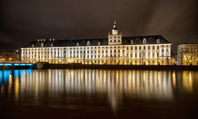 Fototapeta na wymiar Nocny widok na dużym budynku i rzeki