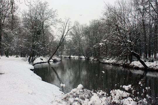 &Eacute;tang enneig&eacute; en hiver