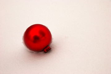 Christbaumkugel im Schnee