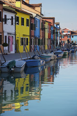 Fototapeta na wymiar Burano, case tipiche riflettono sul canale