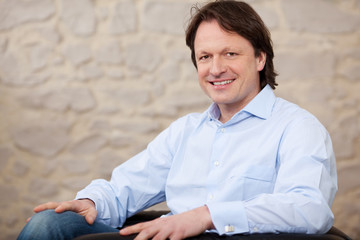 entspannter mann zu hause