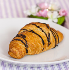 Croissant mit Schoko-Überzug
