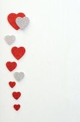 Cornice di cuori su sfondo irregolare