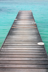 ponton dans un lagon aux Maldives