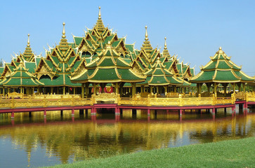 Fototapeta na wymiar Tajska świątynia na wodzie