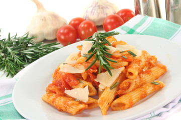 Penne mit Tomatensoße und Parmesan