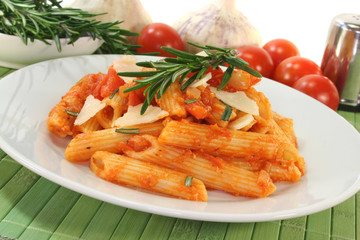 Penne mit Tomatensoße und Parmesan