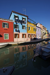 Fototapeta na wymiar Burano, case tipicamente colorate riflettono sul canale