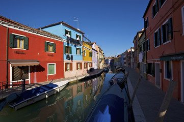 Burano, case tipicamente colorate riflettono sul canale