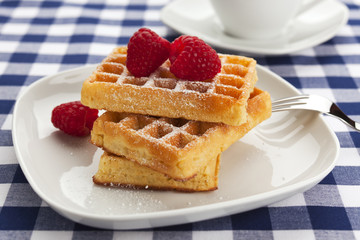 frische Waffeln mit Puderzucker und Himbeeren