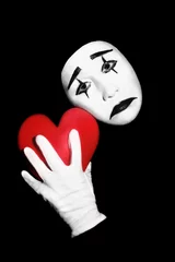 Wandaufkleber Rot, Schwarz, Weiß Pantomime mit rotem Herz