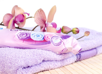 Obraz na płótnie Canvas ręcznik fioletowy i lawendy zmiękczający