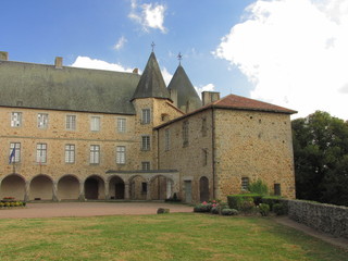 Fototapeta na wymiar Zamek Rochechouart, Charente, Limousin, Périgord