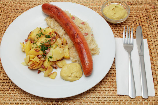 Krakauer Bratwurst, Sauerkraut, Bratkartoffeln