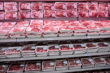 Cercles muraux Viande Étagères entièrement chargées avec de la viande dans un grand supermarché