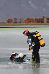 Fototapeta premium POMPIERS PLONGEURS LAC GELE