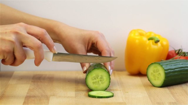 Eine Gurke wird geschnitten
