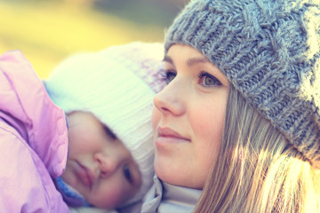 L&auml;chelnde Frau mit dem Kind