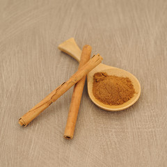 cannelle, poudre et bâtons