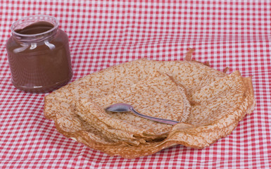 crêpes au chocolat sur nappe vichy