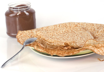 crêpes au chocolat sur fond blanc - chandeleur