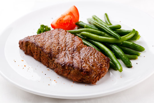 Grilled steak with string beans