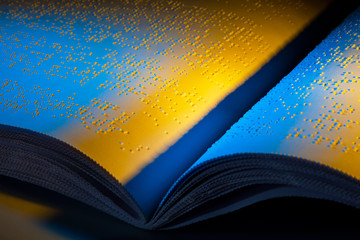 Buch in Blindenschrift. Braille Schrift für Blinde